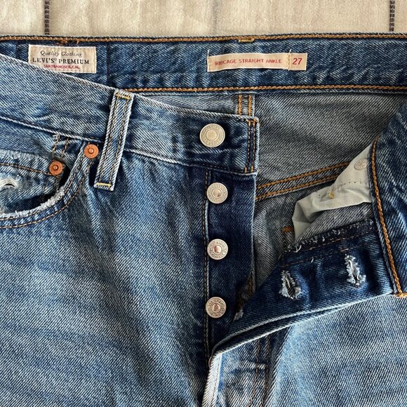 Levi's Ribcage Straight Ankle Jeans in Light Wash | Size 27 - Picture 3 of 7